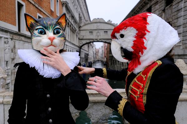 Люди в карнавальных костюмах в Венеции  - Sputnik Абхазия