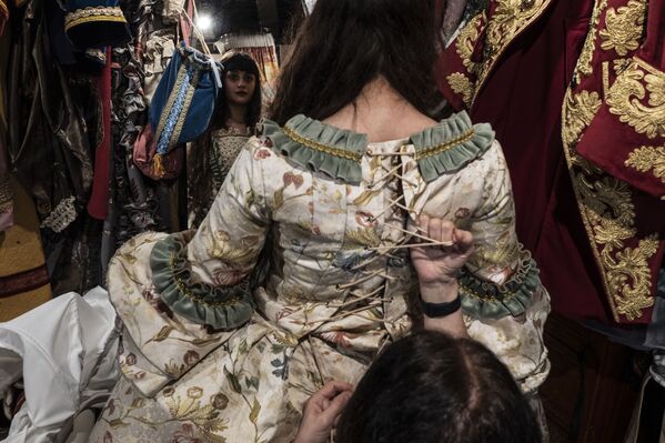 Девушка надевает карнавальный костюм в Венеции  - Sputnik Абхазия