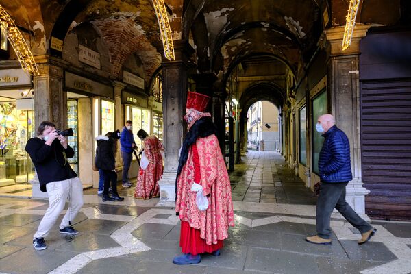 Фотографирование мужчины в карнавальном костюме в Венеции  - Sputnik Абхазия