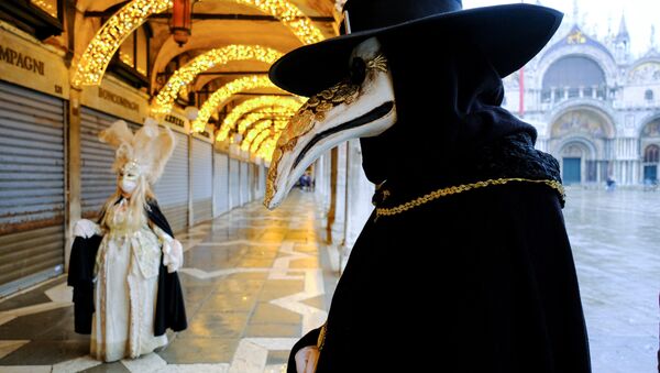 Люди в карнавальных костюмах в Венеции - Sputnik Абхазия
