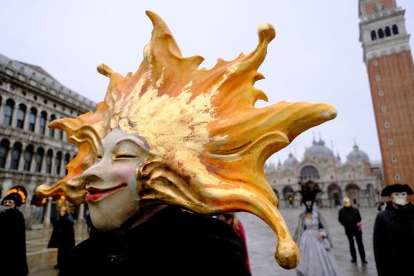 Люди в карнавальных костюмах в Венеции - Sputnik Абхазия