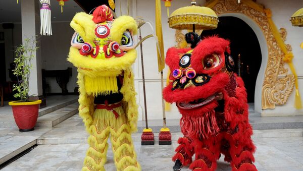 Люди в костюмах львов в китайском храме в первый день лунного Нового года в Куте, Бали - Sputnik Абхазия
