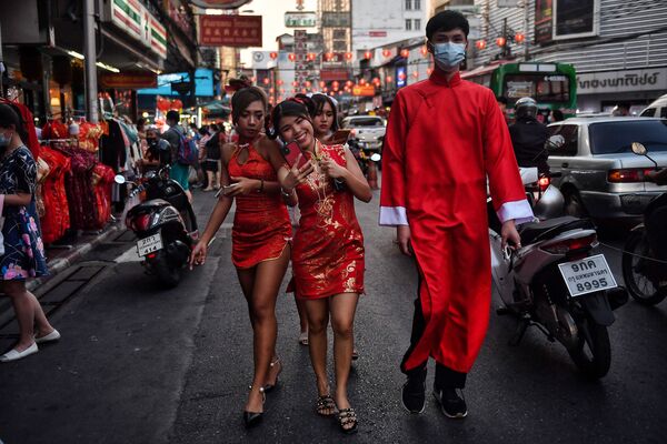 Люди в традиционных нарядах в китайском квартале в Бангкоке в преддверии наступления лунного Нового года - Sputnik Абхазия