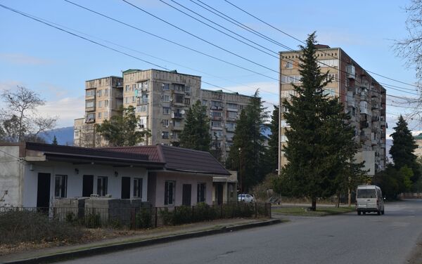Многоэтажные дома в Пицунде  - Sputnik Абхазия