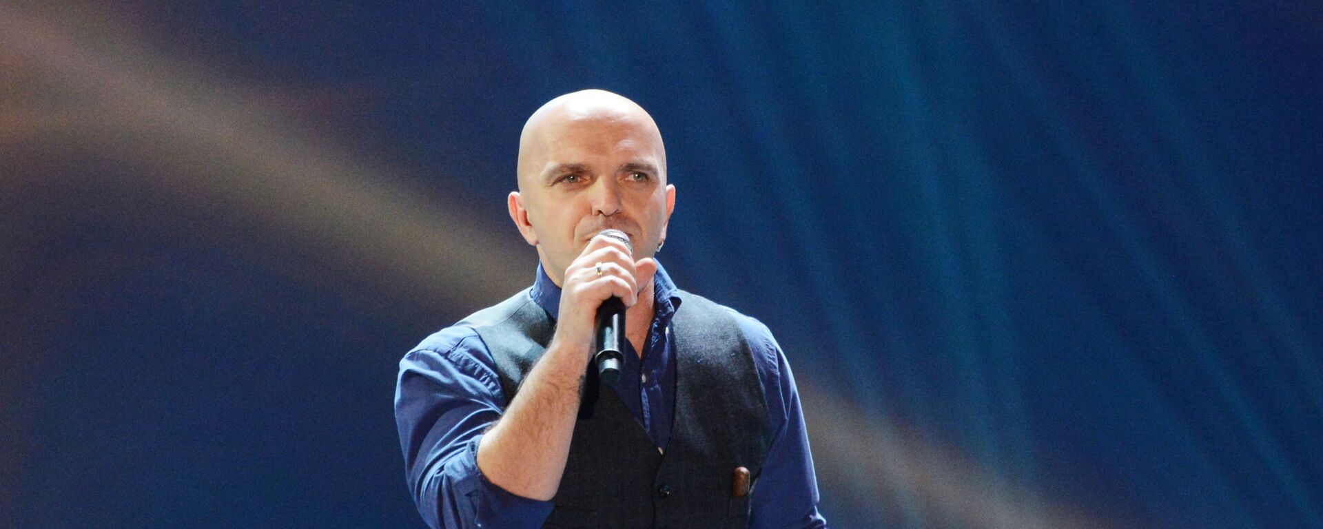 Участник группы Непара (Александр Шоуа) выступают на музыкальном фестивале Песня года 2014 в СК Олимпийский. Участник группы Непара (Александр Шоуа) выступают на музыкальном фестивале Песня года 2014 в СК Олимпийский. - Sputnik Абхазия, 1920, 17.09.2025