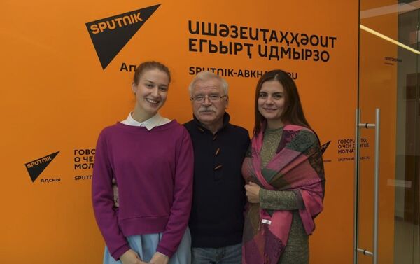 Сотрудники Sputnik с Народным  артистом России Сергеем  Никоненко - Sputnik Абхазия