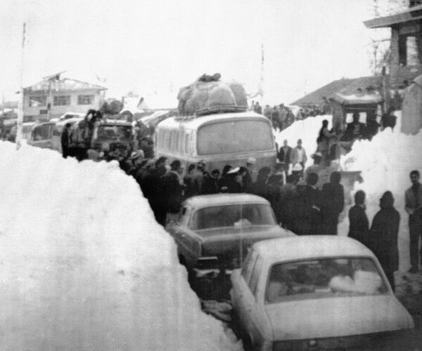 Переполненная улица после сильного снегопада в Тегеране. Иран, 1972 - Sputnik Абхазия
