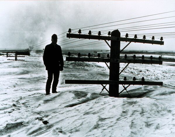 Мужчина на снегу после сильнейше метели в Северной Дакоте, 1966 год - Sputnik Абхазия