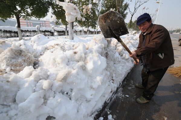 Китайский рабочий чистит улицы от сильного снегопада в Китае, 2008 год  - Sputnik Абхазия