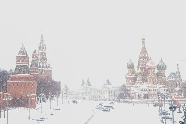 Собор Василия Блаженного и башни Московского Кремля во время снегопада - Sputnik Абхазия