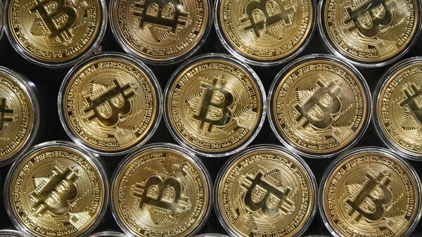 На этой файловой фотографии, сделанной 24 сентября 2020 года, изображена физическая имитация биткойна в магазине криптовалюты «Bitcoin Change» недалеко от Гранд-базара в Стамбуле - Sputnik Абхазия