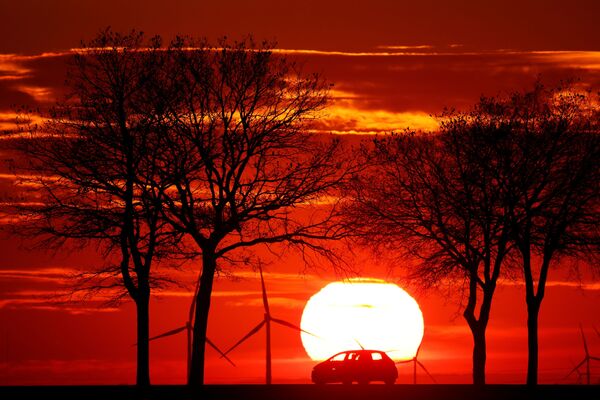 Автомобиль на дороге во время заката, Франция - Sputnik Абхазия