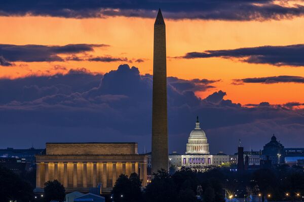 Мемориал Линкольна,  монумент Вашингтону и Капитолий США на рассвете в день инаугурации в Вашингтоне - Sputnik Абхазия