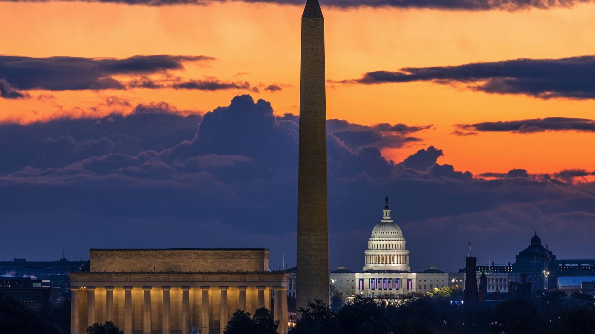 Мемориал Линкольна,  монумент Вашингтону и Капитолий США на рассвете в день инаугурации в Вашингтоне - Sputnik Абхазия, 1920, 26.06.2022