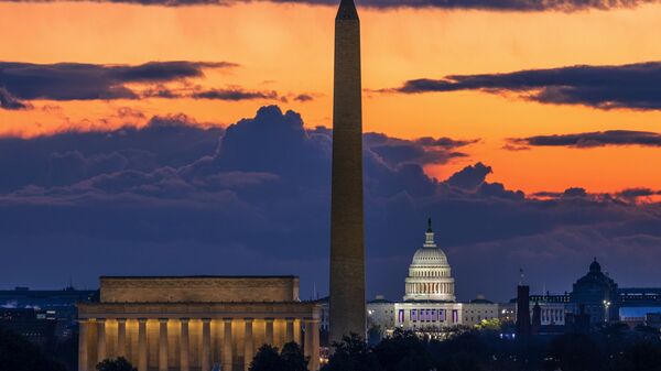 Мемориал Линкольна,  монумент Вашингтону и Капитолий США на рассвете в день инаугурации в Вашингтоне - Sputnik Абхазия