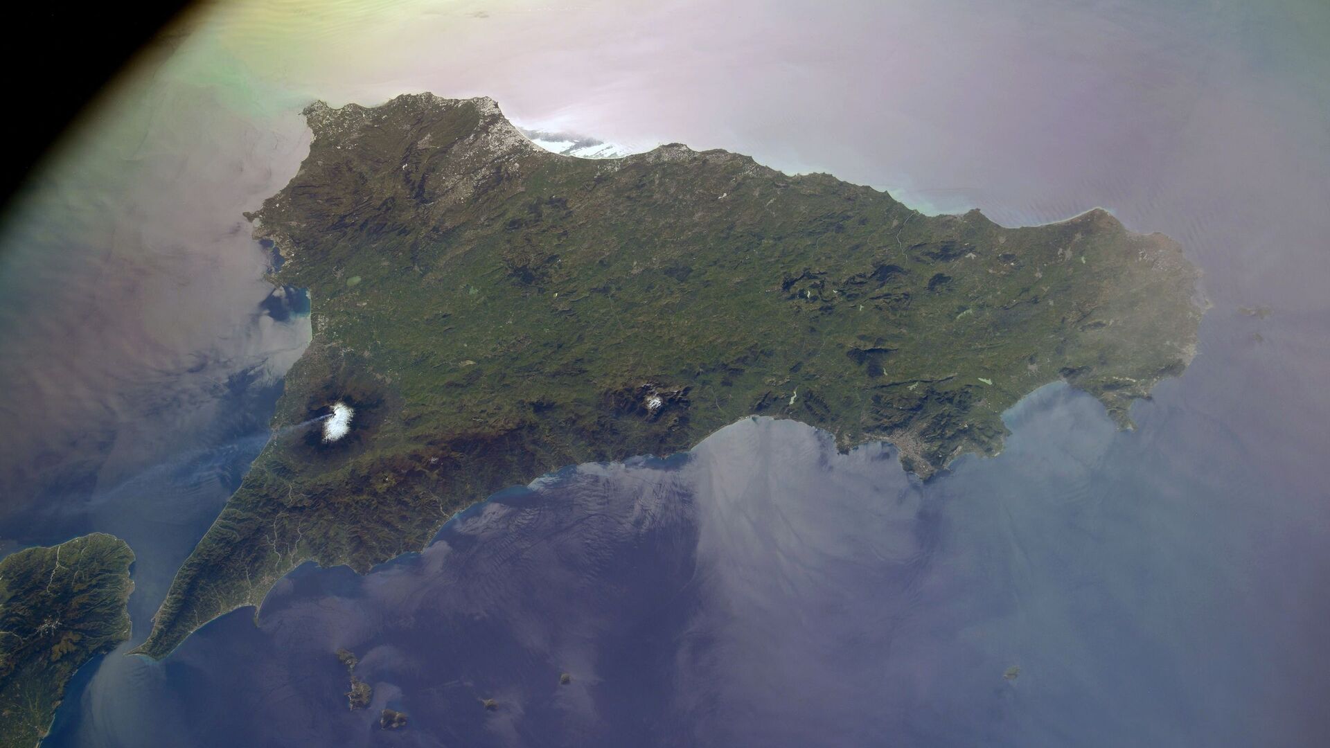Вид из космоса на вулкан Этна на Сицилии, снятый российским космонавтом Сергеем Кудь-Сверчковым с МКС - Sputnik Абхазия, 1920, 20.05.2021