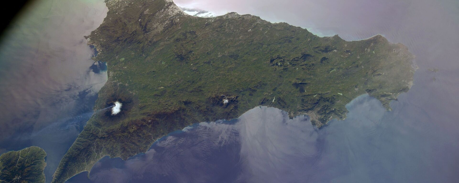 Вид из космоса на вулкан Этна на Сицилии, снятый российским космонавтом Сергеем Кудь-Сверчковым с МКС - Sputnik Абхазия, 1920, 20.05.2021