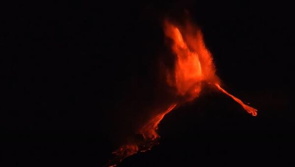 Фонтаны лавы и вулканические бомбы: извержение Этны попало на видео - Sputnik Абхазия