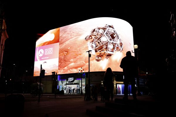 Посадка на Марс транслировалась в прямом эфире на экране Piccadilly Lights в центре Лондона - Sputnik Абхазия