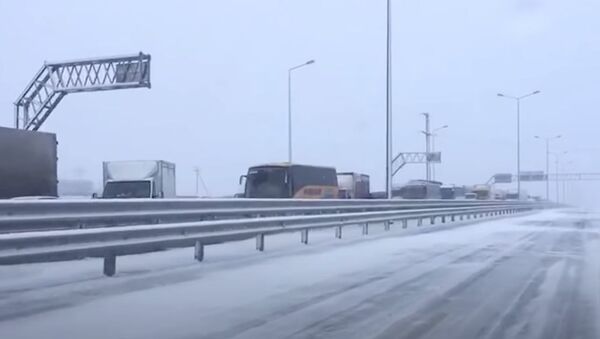 Перекрытый мост, пробки и десятки единиц техники: на Крым обрушился мощный снегопад - Sputnik Абхазия