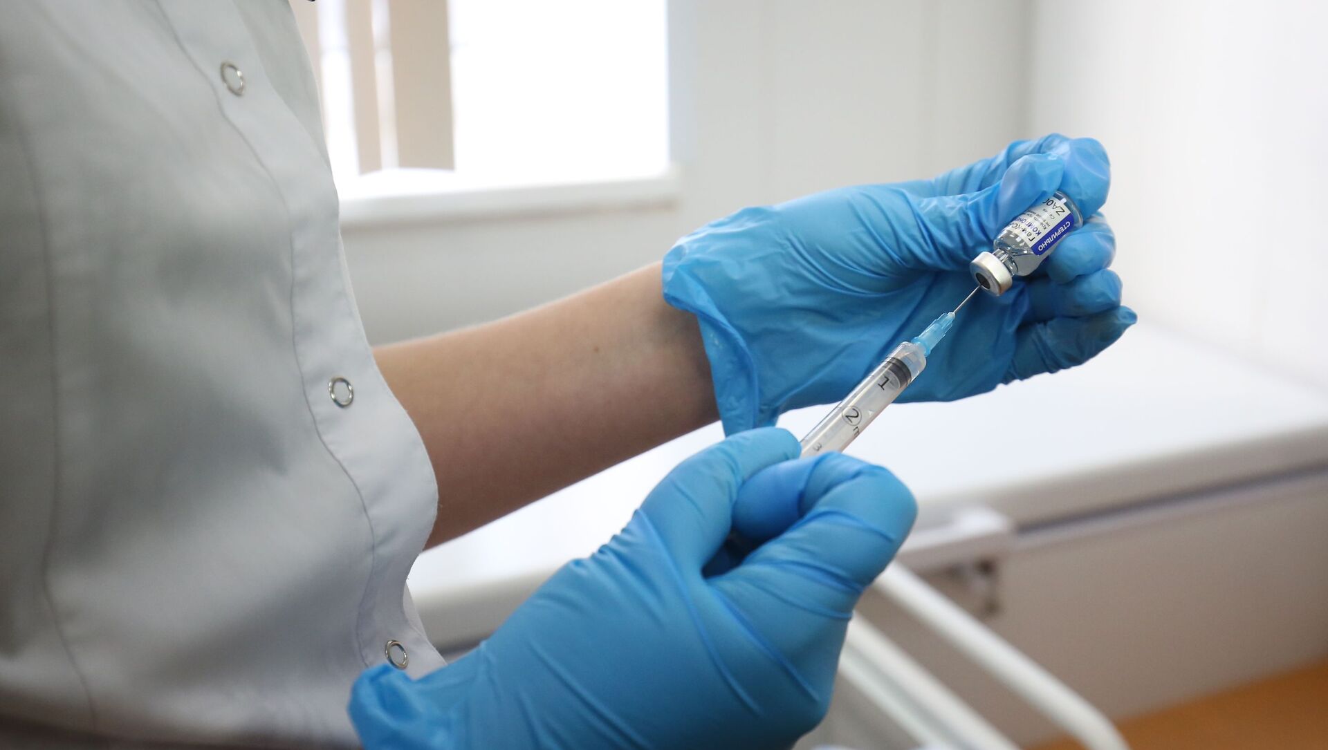 Медсестра делает прививку пациенту от коронавируса - Sputnik Аҧсны, 1920, 02.03.2021