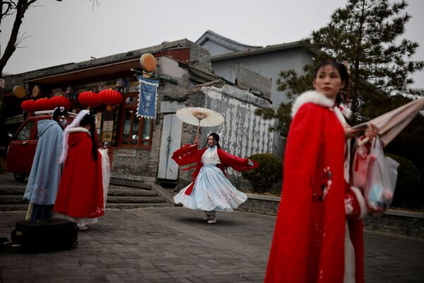 Девушки в традиционных платьях во время празднования Лунного Нового года в Пекине, Китай - Sputnik Абхазия