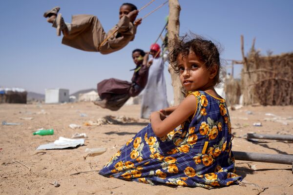 Девочка ожидает своей очереди у качелей  в лагере для внутренне перемещенных лиц в Марибе, Йемен - Sputnik Абхазия