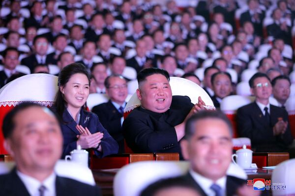 Лидер Северной Кореи Ким Чен Ын с супругой Ли Соль Чжу на музыкальном представлении, посвященном годовщине Ким Чен Ира - Sputnik Абхазия