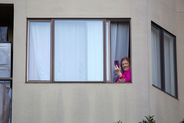 Женщина снимает перемещение 139-летнего Викторианского дома в Сан-Франциско - Sputnik Абхазия