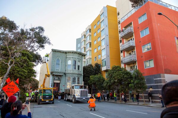 Рабочие удаляют ветви деревьев во время перемещения 139-летнего Викторианского дома в Сан-Франциско - Sputnik Абхазия