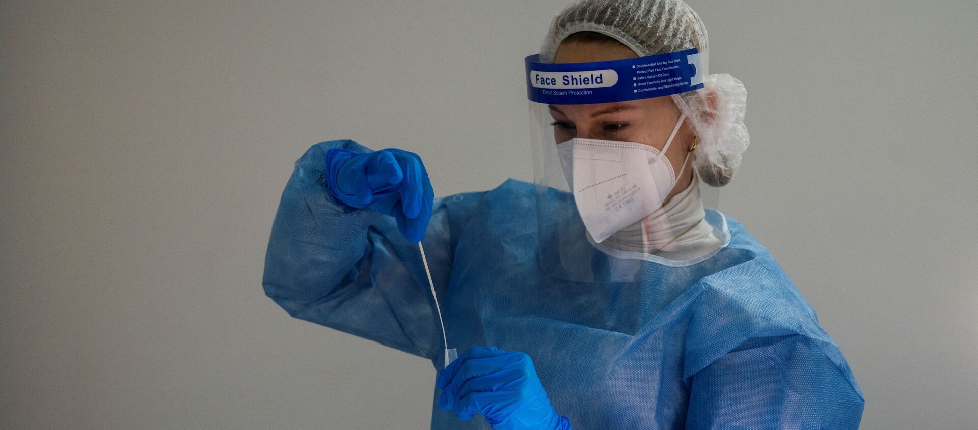 Медицинский работник в защитных средствах (СИЗ) смешивает образец, взятый у пациента, в раствор во время проведения экспресс-теста на антиген на коронавирус (Covid-19) в центре тестирования в Берлине - Sputnik Абхазия, 1920, 05.03.2021