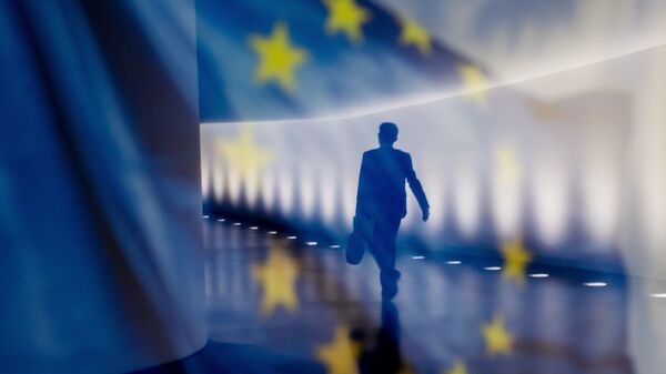 Отражение мужчины на фоне флага ЕС - Sputnik Абхазия