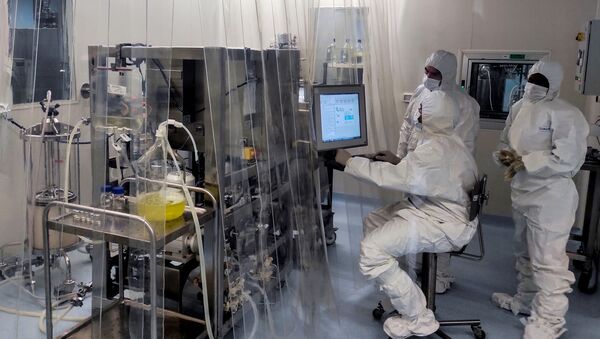 Лаборанты работают на заводе по производству антигена, составляющего кандидатную вакцину Абдала для борьбы с Covid-19 - Sputnik Аҧсны