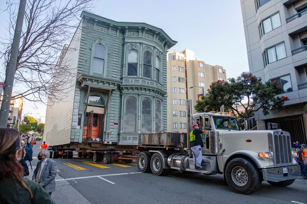 Грузовик перевозит 139-летний викторианский особняк на новый адрес в Сан-Франциско - Sputnik Абхазия