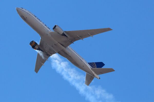 Пассажирский Boeing 777 авиакомпании United Airlines летит в горящим двигателем над Денвером  - Sputnik Абхазия