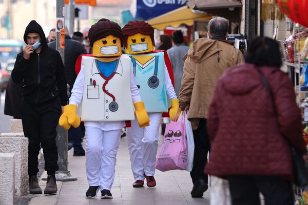 Люди в костюмах Lego идут по улице в Иерусалиме - Sputnik Абхазия