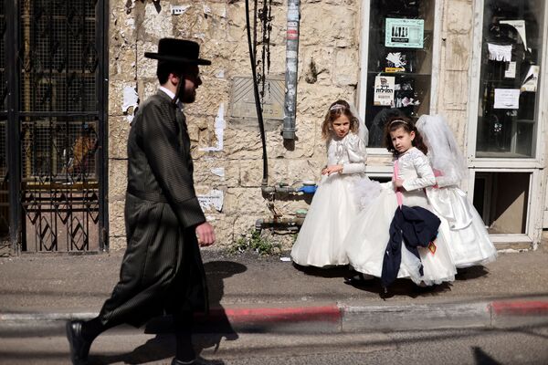 Девочки в свадебных платьях по случаю приближающегося еврейского праздника Пурим в Иерусалиме, Израиль - Sputnik Абхазия