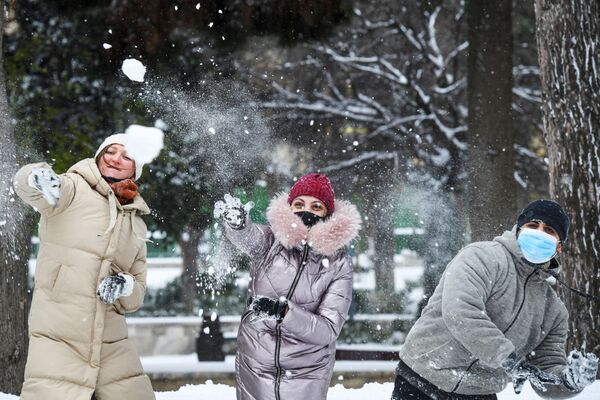 Прохожие играют в снежки на одной из улиц в Баку во время снегопада - Sputnik Абхазия