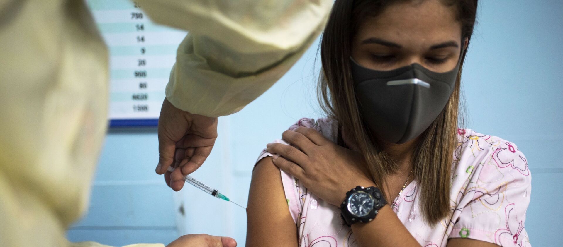 Медицинский сотрудник во время вакцинации вациной Sputnik V в одной из больниц Каракаса, Венесуэла - Sputnik Абхазия, 1920, 13.03.2021