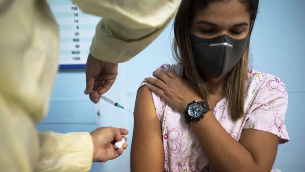 Медицинский сотрудник во время вакцинации вациной Sputnik V в одной из больниц Каракаса, Венесуэла - Sputnik Абхазия