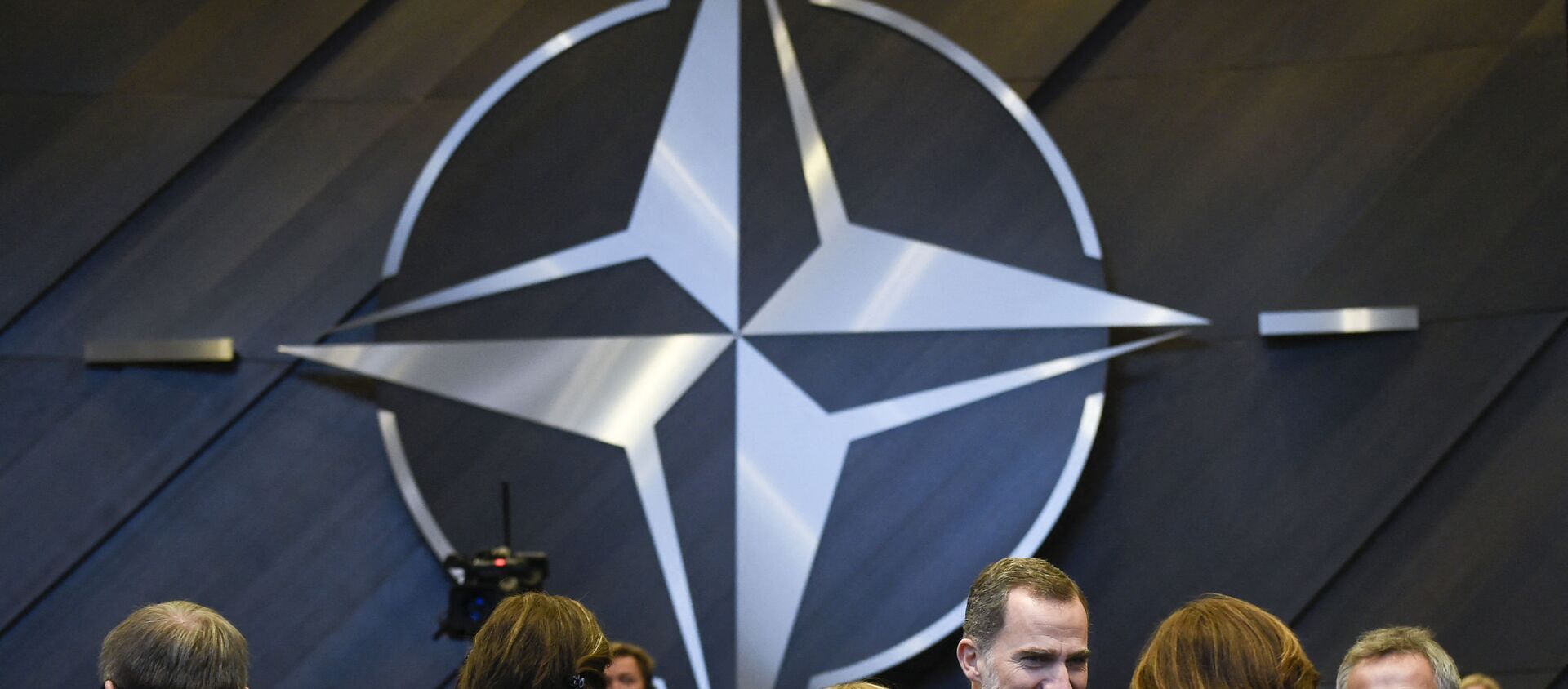 Король Испании Фелипе VI (слева) и генеральный секретарь НАТО Йенс Столтенберг (справа) участвуют во встрече по Северной Атлантике во время визита в штаб-квартиру НАТО в Брюсселе 21 ноября 2018 г - Sputnik Абхазия, 1920, 02.03.2021