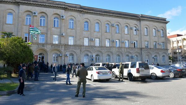 Митингующие у здания Парламента Абхазии - Sputnik Абхазия