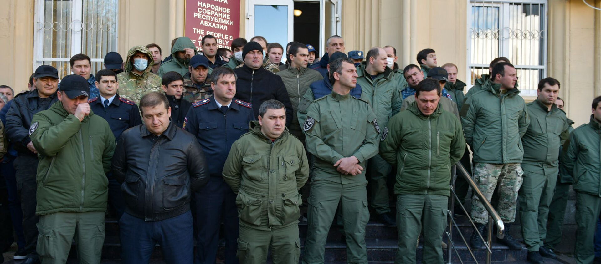 Митингующие у здания Парламента Абхазии - Sputnik Аҧсны, 1920, 02.03.2021