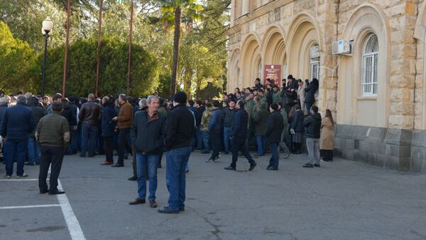Митингующие у здания Парламента Абхазии - Sputnik Абхазия