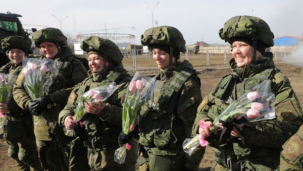 Женщины-военнослужащие российской военной базы ЮВО в Абхазии выполнили метание боевых гранат - Sputnik Аҧсны