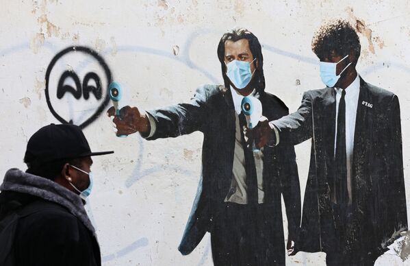 Изображение Джона Траволты и Сэмюэля Л. Джексона с термометрами вместо пистолетов в Тель-Авиве  - Sputnik Абхазия