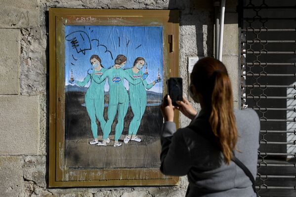 Граффити Три вакцины итальянского уличного художника TvBoy наподобие картины Рафаэля «Три грации», в Барселоне - Sputnik Абхазия