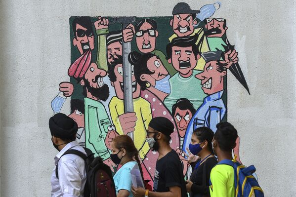 Граффити с напоминанием о социальной дистанции в Мумбаи, Индия - Sputnik Абхазия