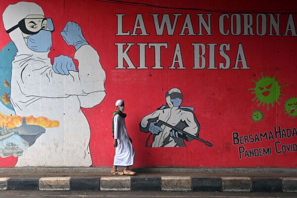 Мужчина у граффити в Джакарте, Индонезия - Sputnik Абхазия