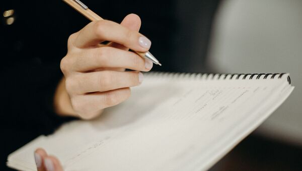 Девушка с блокнотом  - Sputnik Абхазия